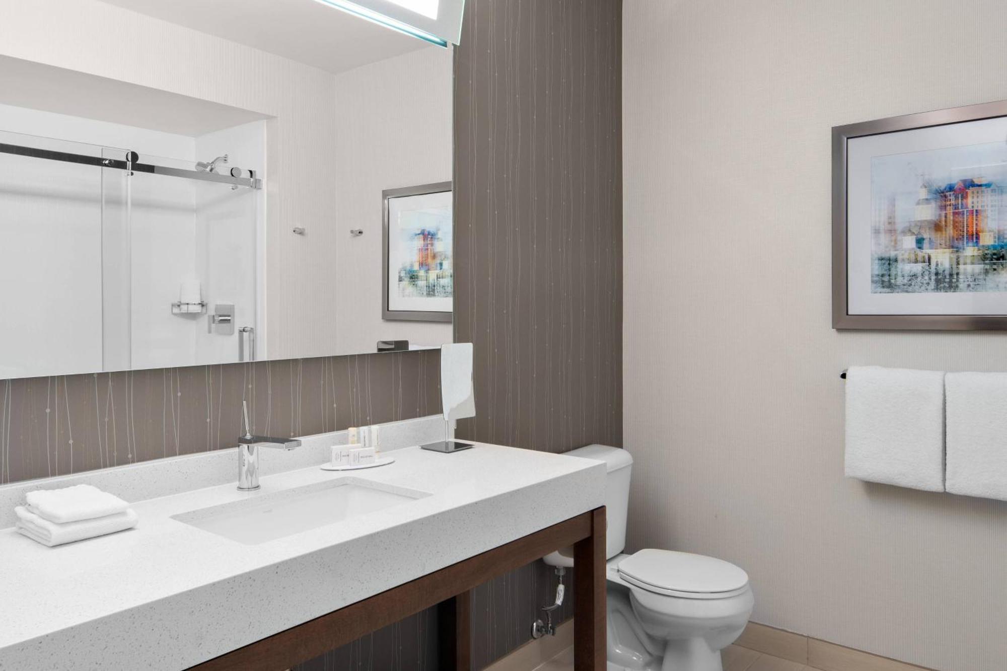 One-Bedroom Queen Suite Two Queen Beds River View Sofa Bed High Floor,1709987502:JPEG